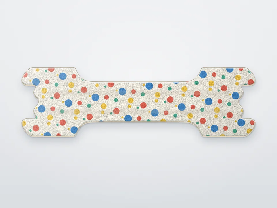 Illustration: Nasenstrip in typischer Form, bunt bedruckt, Muster frei gestaltet (keine Produktfotografie)