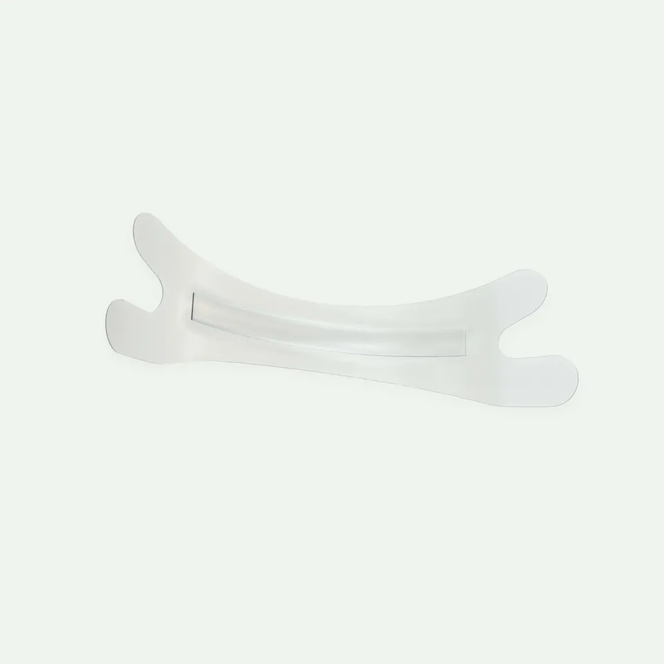 Transparenter Resty-Nasenstrip in Draufsicht mit sichtbarem Federband und verbreiterten Enden